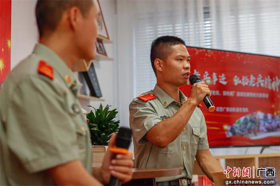 图为满服役期老兵正在进行讲述成长历程。 李章禄 摄 图为满服役期老兵正在进行讲述成长历程。 李章禄 摄