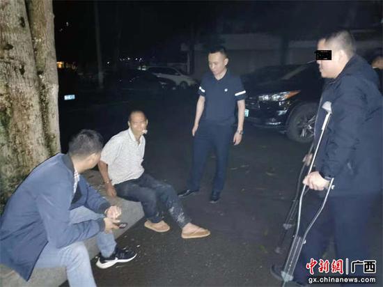 莫昌波(右一)与队友突审毒品犯罪嫌疑人。苏冬媛  摄