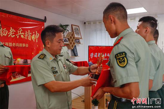 图为支队领导为参赛官兵颁奖。 于智上 摄 图为支队领导为参赛官兵颁奖。 于智上 摄