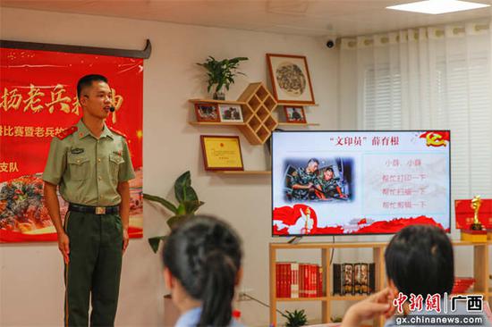 图为参赛官兵结合课件进行演讲。李章禄
摄 图为参赛官兵结合课件进行演讲。李章禄
摄