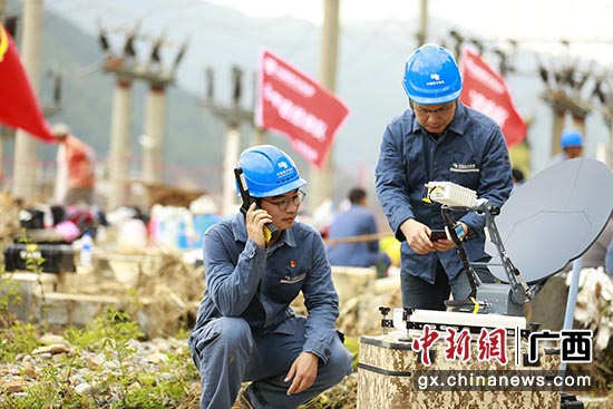 8月26日，由于连续暴雨，引发洪涝灾害，造成变电站受损，通讯中断，南方电网广西电网公司组织通讯专业人员通讯保障工作。 柏兴兴 摄