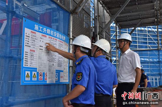 图为南宁市城管执法人员深入建筑工地开展服务指导工作。南宁市城市管理综合行政执法局供图 图为南宁市城管执法人员深入建筑工地开展服务指导工作。南宁市城市管理综合行政执法局供图