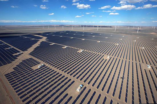 在新疆哈密蓬勃发展的风光电站。张利民 摄 在新疆哈密蓬勃发展的风光电站。张利民 摄