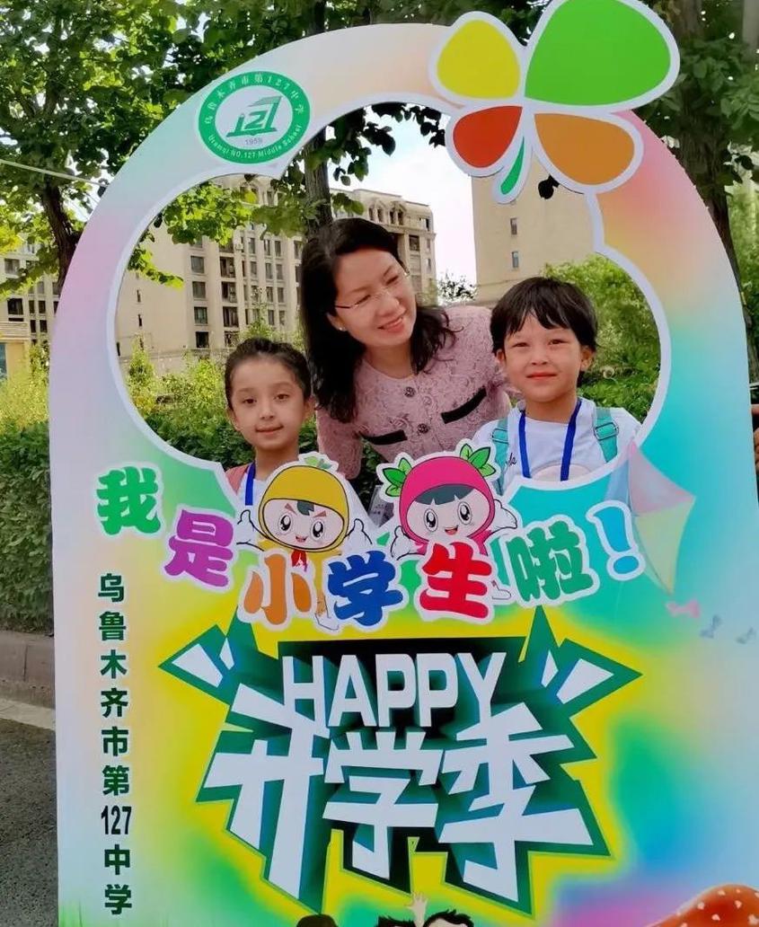 “我是小学生啦！”新阶段老师和一年级萌新们合影留念。