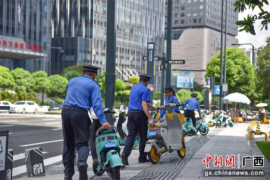 南宁市城管执法人员开展非机动车整治工作。南宁市城市管理综合行政执法局供图 南宁市城管执法人员开展非机动车整治工作。南宁市城市管理综合行政执法局供图