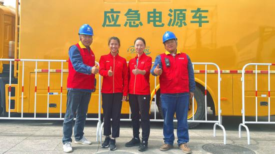 竞走奥运冠军刘虹（左二）为供电保障人员点赞。巴音吉格丽 摄
