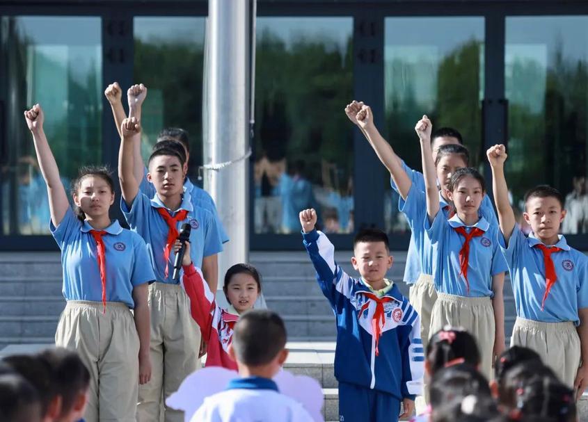 开学典礼上，各年级学生表演《少年中国说》，向未来振臂高呼。