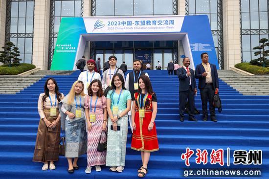 2023中国—东盟教育交流周29日在贵州开幕，参会代表会前在会场外拍照留念。瞿宏伦 摄