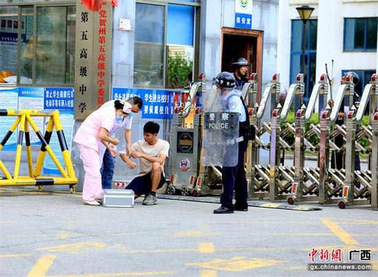 图为参演人员进行暴力侵害处置演练。甘勇 摄 图为参演人员进行暴力侵害处置演练。甘勇 摄