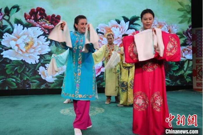 中亚媒体高层穿上京剧服装。陶拴科 　摄