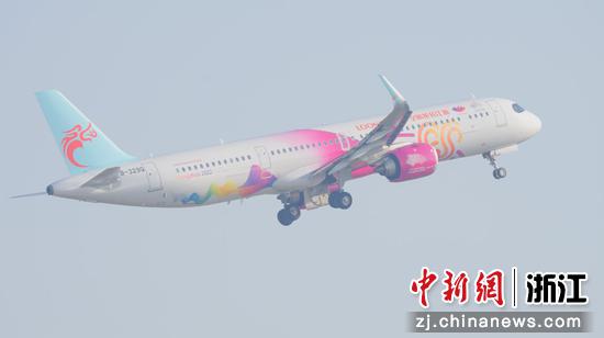 长龙航空“亚运号”火炬主题彩绘飞机。长龙航空供图