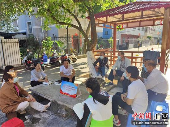 2022年10月11日，平安街社区在荣利苑小区党群议事亭旁举办“喜迎党的二十大，感受家乡新变化”活动。