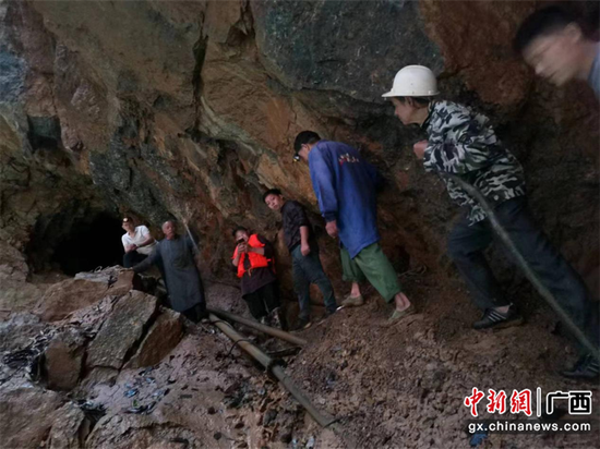 黄绍开带领村两委到抽水点深坑处进行调研。