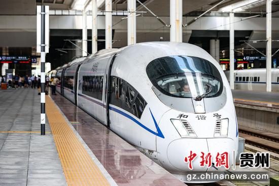 贵州贵阳，重庆西至南宁东的G4859次列车停靠在贵阳北站。 瞿宏伦 摄