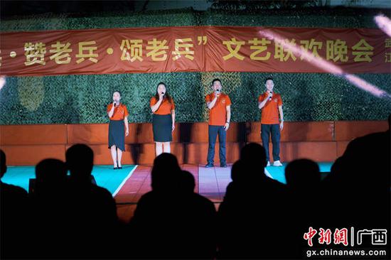 男女声小组唱《灯火里的中国》。赵天钰 
 摄