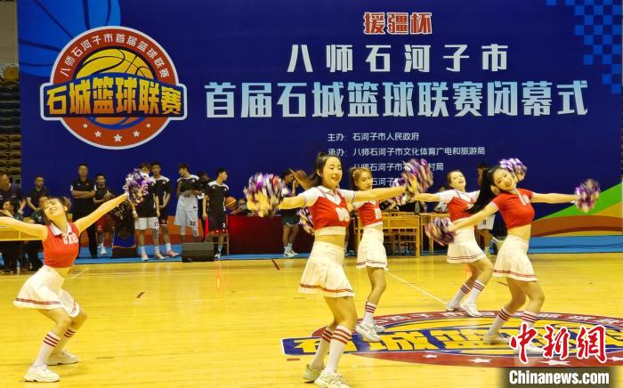 篮球运动“狂欢”响彻新疆石河子市夜空