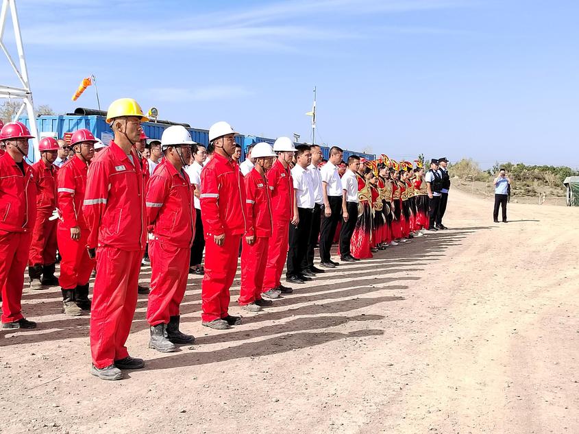 一三六团与西部钻探克拉玛依钻井公司、新疆油田勘探事业部举行“佳西1井”开钻仪式
