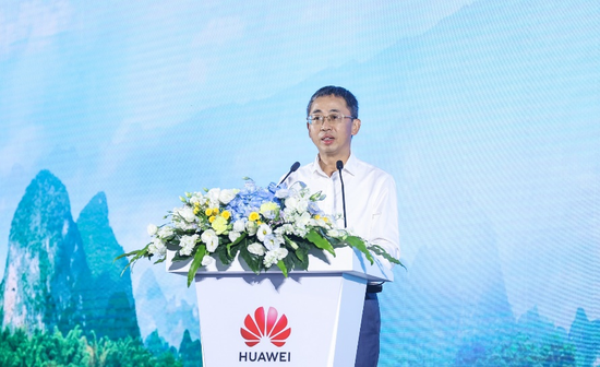 华为数字能源技术有限公司总裁侯金龙发表致辞