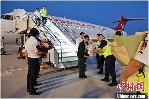 国产ARJ21支线飞机“环疆飞”演示首飞新疆阿拉尔
