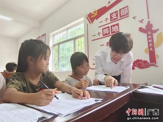 活动志愿者为学生讲解数学习题。阮家劲供图 活动志愿者为学生讲解数学习题。阮家劲供图