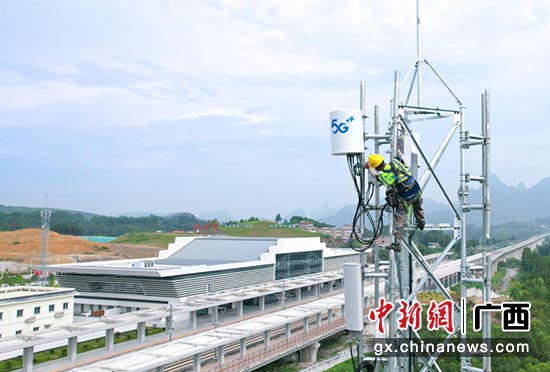广西移动技术人员在贵南高铁河池环江站建设5G网络。林峰 摄
