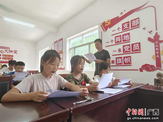 活动志愿者组织学生学唱《歌唱祖国》。阮家劲供图 活动志愿者组织学生学唱《歌唱祖国》。阮家劲供图