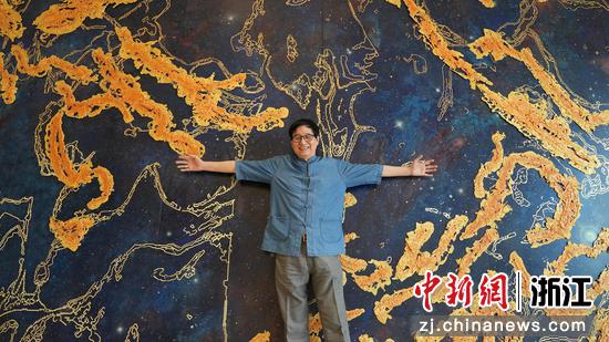 中国工艺美术大师朱炳仁“打卡”《仰望星空》。陈蕾 供图