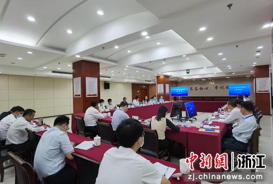 2022年6月10日，衢州市人大代表视察营商环境建设工作。衢州市人大供图