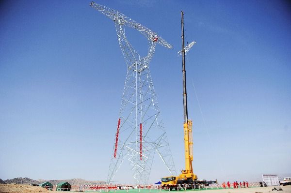 9月3日，巴州—铁干里克—若羌750千伏输电线路工程正在开展首基铁塔组立作业。马元 摄