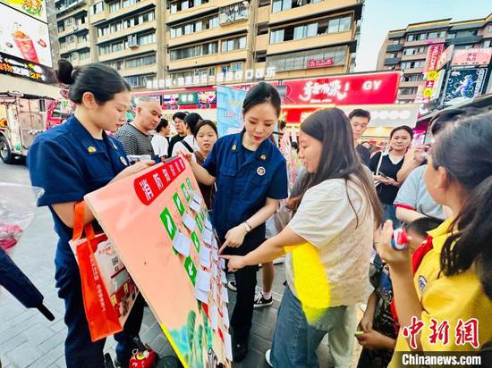 图为民众进行消防知识竞猜。贵州省消防救援总队供图