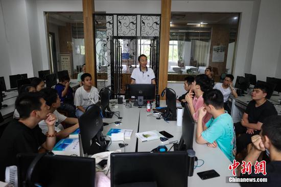 9月7日，贵州省惠水县，罗强在进行按摩学基础理论知识讲解。