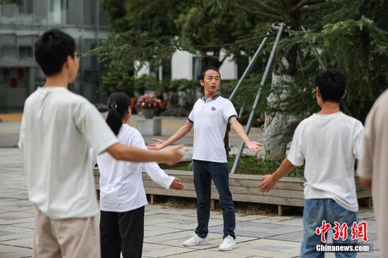 9月7日，贵州省惠水县，罗强带领学生在练习八段锦。