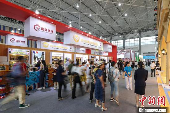 第十二届中国（贵州）国际酒类博览会吸引民众