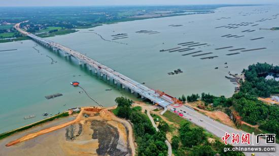 建设中的大风江大桥