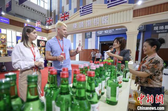 第十二届中国（贵州）国际酒类博览会9日在贵阳开幕，参展商向民众介绍展出的酒。记者瞿宏伦 摄