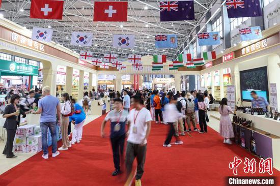 第十二届中国（贵州）国际酒类博览会9日在贵阳开幕，吸引海内外近1600家展商参展。记者瞿宏伦 摄