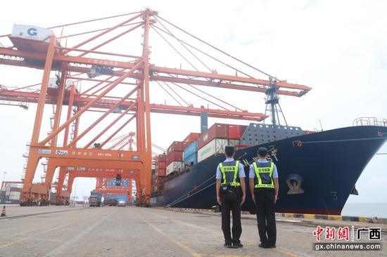 图为边检民警对装载展品货轮进行接船服务