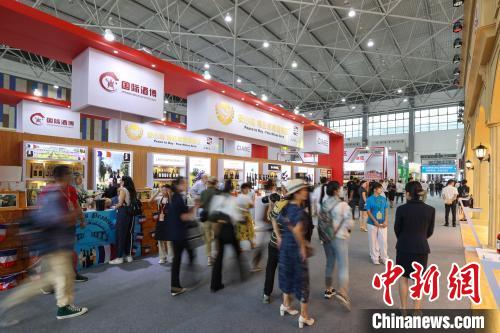 9月9日，酒博会国际精品馆吸引参观者前来参观、选购。　中新社记者 瞿宏伦 摄