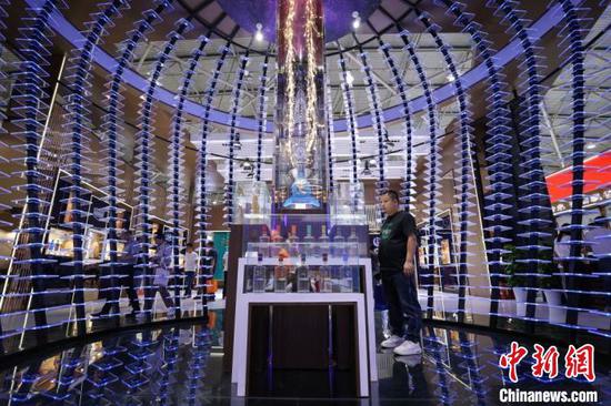 9月9日，酒博会中国名酒馆内的酒坛形状展区吸引参观者。　中新社记者 瞿宏伦 摄