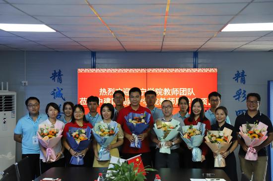 项目新员工为南宁学院教师团献上鲜花和节日祝福。杨俊麟 摄