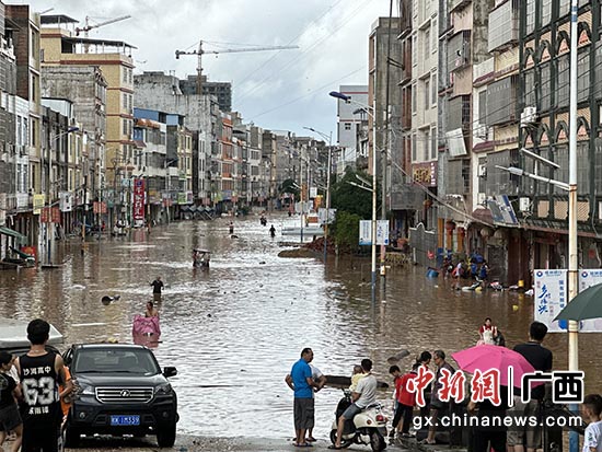 9月11日，博白县沙河镇发生暴雨积涝。刘琳 摄