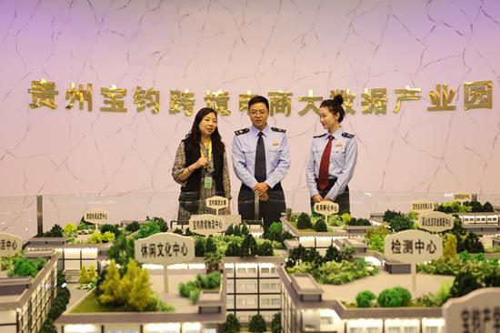 国家税务总局毕节高新技术产业开发区税务局干部职工到贵州宝钧实业皮具有限公司调研企业生产经营状况，为企业送去税惠支持政策。李想 摄