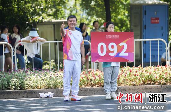9月11日蒋志勇（左）任杭州亚运会绍兴站92号火炬手。姚佳明供图