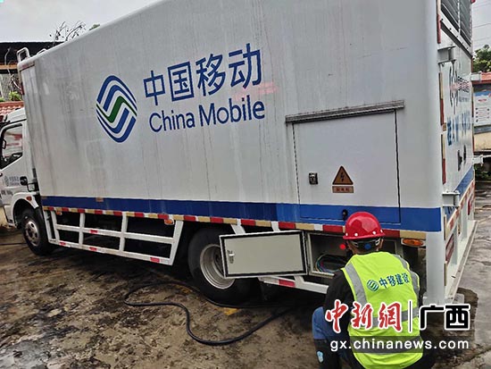 在钦州浦北，移动网络保障人员启动应急通信车开展现场保障。 庞淇尹 摄