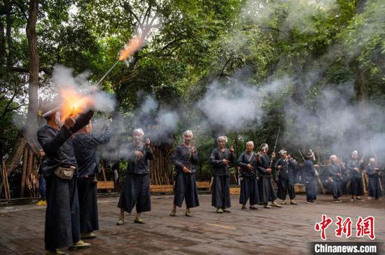 贵州省从江县丙妹镇岜沙苗寨的村民在举行鸣枪送客仪式。吴德军 摄