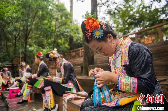 贵州省从江县丙妹镇岜沙苗寨的村民在展示苗族刺绣。吴德军 摄