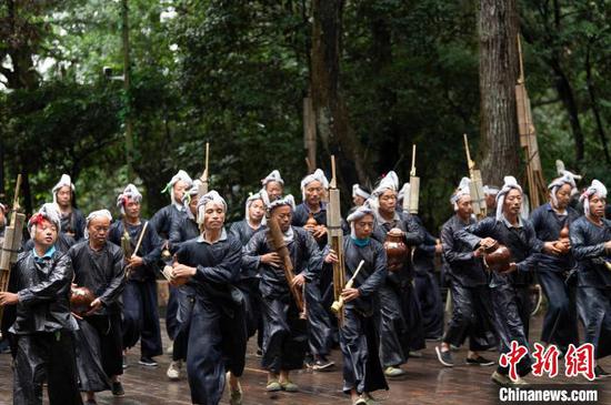 贵州省从江县丙妹镇岜沙苗寨的村民在为游客表演民族舞蹈。吴德军 摄