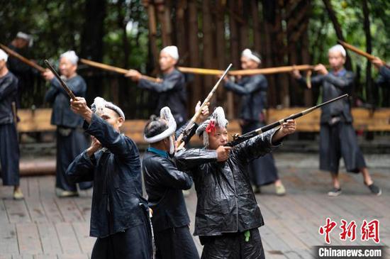 贵州省从江县丙妹镇岜沙苗寨的村民在为游客表演民族舞蹈。吴德军 摄