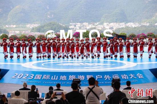 2023国际山地旅游暨户外运动大会9月16日在贵州兴义市开幕，图为开幕式现场的舞蹈《阿妹戚托》表演。记者 瞿宏伦 摄