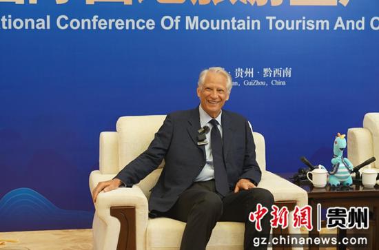 图为法国前总理、国际山地旅游联盟主席德维尔潘。任杰 摄